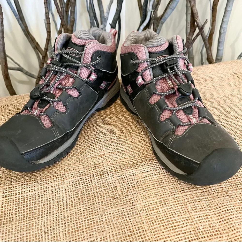 Keen Kids Hiking Boot in Black and Pink